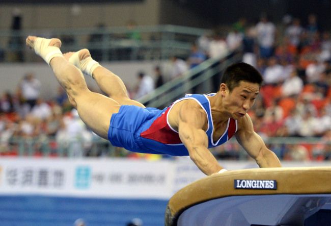North Korean veteran Ri Se-gwang won his first ever global title Sunday in the men’s vault as South Korea’s defending champion and Olympic gold medalist Yang Hak-seon fell on landing twice. Ri’s triumph followed his compatriot Hong Un-jong’s victory in the women’s vault Saturday at the worlds in Nanning, China. The 29-year-old Ri displayed two technically demanding vaults to collect 15.416 points.   Xinhua-Yonhap