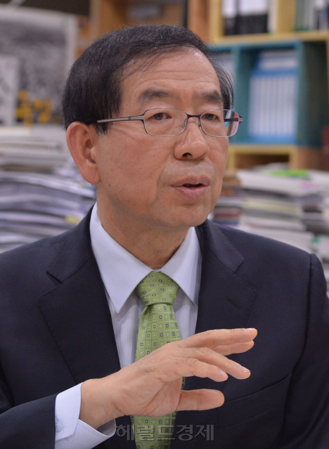 박원순 서울시장 인터뷰.<br />이상섭 기자. babtong@heraldcorp.com 2014.03.20
박원순 서울시장 인터뷰.
이상섭 기자. babtong@heraldcorp.com 2014.03.20
박원순 서울시장 인터뷰.
이상섭 기자. babtong@heraldcorp.com 2014.03.20