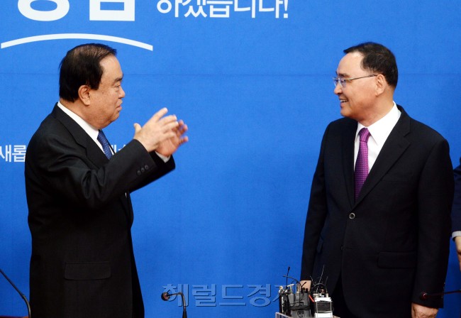 정홍원 국무총리가 13일 오전 국회 새정치민주연합 대표실을 찾아 문희상 비상대책위원장과 환담을 하고 있다.이길동기자.gdlee@heraldcorp.com
정홍원 국무총리가 13일 오전 국회 새정치민주연합 대표실을 찾아 문희상 비상대책위원장과 환담을 하고 있다.이길동기자.gdlee@heraldcorp.com