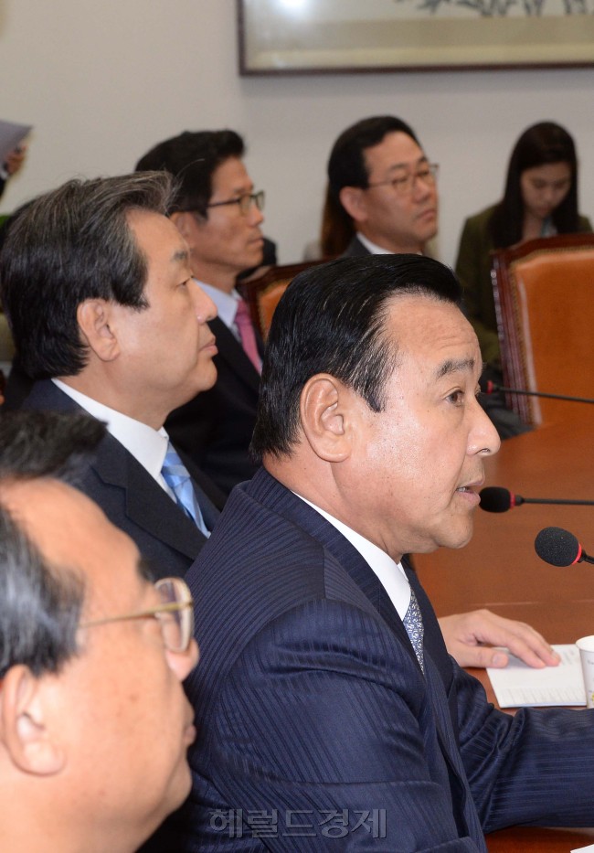 이완구 새누리당원내대표가 13일 오전 국회에서 열린 최고위원회의에 참석해  모두발언을 하고 있다.이길동기자.gdlee@heraldcorp.com
이완구 새누리당원내대표가 13일 오전 국회에서 열린 최고위원회의에 참석해  모두발언을 하고 있다.이길동기자.gdlee@heraldcorp.com