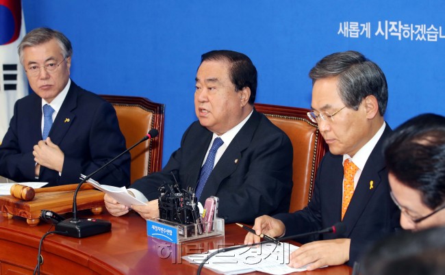 문희상 새정치민주연합 비상대책위원장이 13일 오전 국회에서 열린 비상대책위원회의에 참석해  모두발언을 하고 있다.이길동기자.gdlee@heraldcorp.com
문희상 새정치민주연합 비상대책위원장이 13일 오전 국회에서 열린 비상대책위원회의에 참석해  모두발언을 하고 있다.이길동기자.gdlee@heraldcorp.com