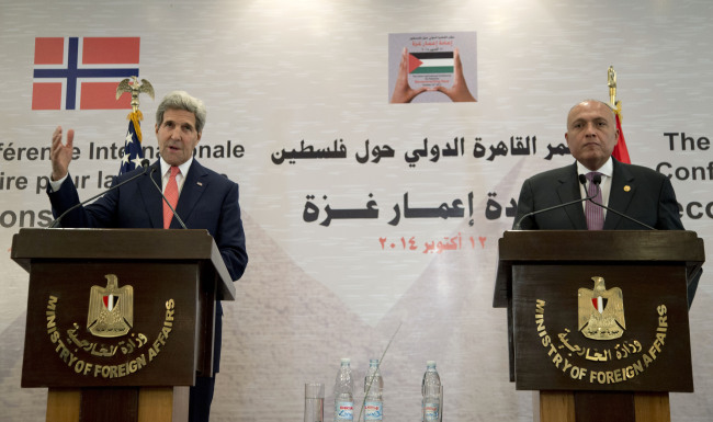 U.S. Secretary of State John Kerry (left) speaks during a joint news conference with Egypt’s Foreign Minister Sameh Shukri in Cairo on Sunday as part of a donor conference to help Gaza rebuild after the war between Israel and Gaza’s militant Islamic group Hamas this summer.   AP-Yonhap