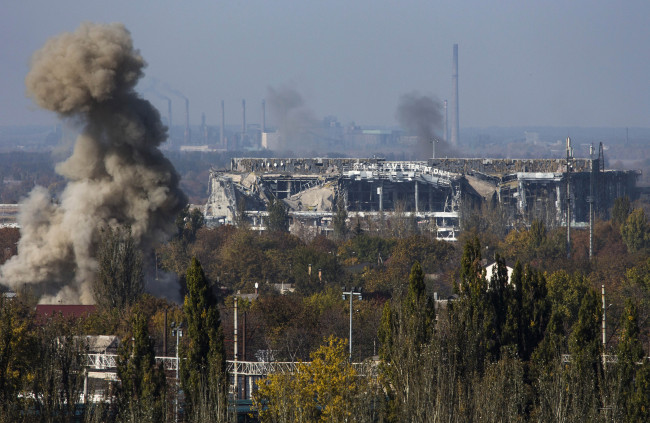 <YONHAP PHOTO-0028> Smoke rises near the main terminal of Donetsk Sergey Prokofiev International Airport during an artillery battle between pro-Russian rebels and Ukrainian government forces in the town of Donetsk, eastern Ukraine, Sunday, Oct. 12, 2014. Donetsk airport is the focus of much of the fighting but has no immediate tactical significance for separatist forces who are devoid of any air power. (AP Photo/Dmitry Lovetsky)/2014-10-13 00:57:09/ <저작권자 ⓒ 1980-2014 ㈜연합뉴스. 무단 전재 재배포 금지.>
Smoke rises near the main terminal of Donetsk Sergey Prokofiev International Airport during an artillery battle between pro-Russian rebels and Ukrainian government forces in Donetsk, eastern Ukraine, Sunday.   AP-Yonhap