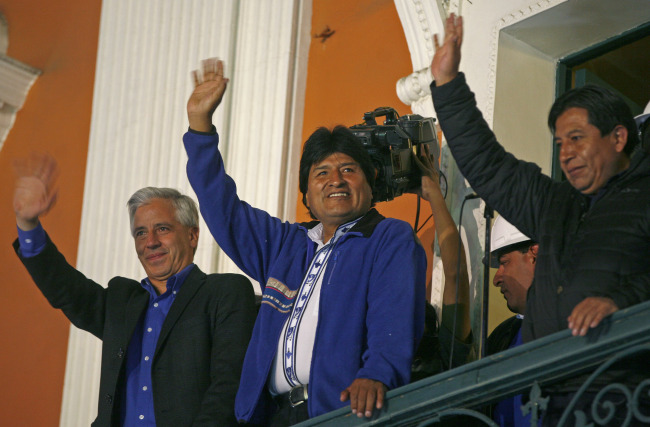 Bolivia’s President Evo Morales (center) greets supporters from the balcony of the presidential palace in La Paz on Sunday.   AP-Yonhap