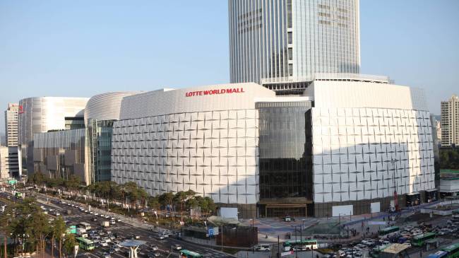 Lotte World Mall in Jamsil-dong, southern Seoul, is scheduled to open Tuesday.   Lotte Group