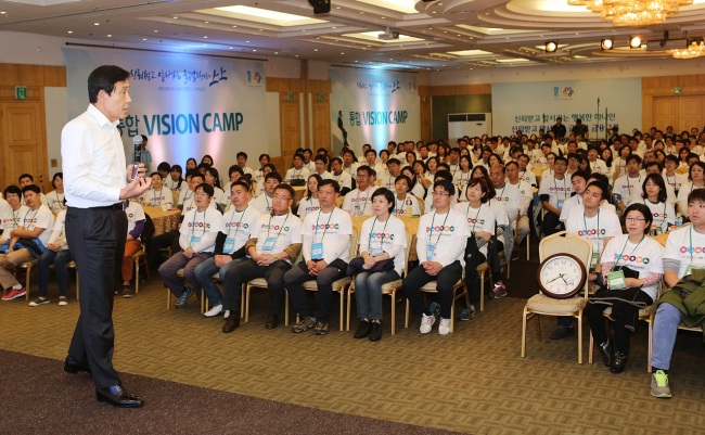 Hana Financial Group chairman Kim Jung-tae speaks at the group’s vision workshop held in Hoengseong in October.   Hana Financial Group