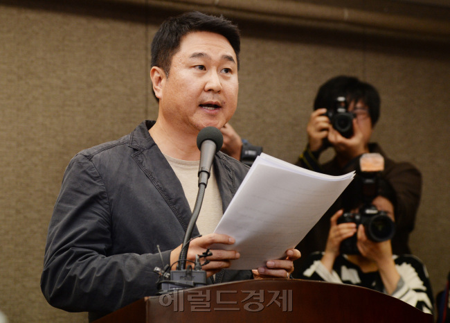 이석우 다음카카오 공동대표가 13일 오후 서울  한국프레스센터에서 최근 논란을 빚고 있는 카카오톡 검열과 관련해 고개 숙여 사과를 하며 "감청 영장 응하지 않겠다"고 말했다.. 박현구 기자phko@heraldcorp.com 2014.10.13.
이석우 다음카카오 공동대표가 13일 오후 서울  한국프레스센터에서 최근 논란을 빚고 있는 카카오톡 검열과 관련해 고개 숙여 사과를 하며 "감청 영장 응하지 않겠다"고 말했다.. 박현구 기자phko@heraldcorp.com 2014.10.13.
이석우 다음카카오 공동대표가 13일 오후 서울  한국프레스센터에서 최근 논란을 빚고 있는 카카오톡 검열과 관련해 고개 숙여 사과를 하며 "감청 영장 응하지 않겠다"고 말했다.. 박현구 기자phko@heraldcorp.com 2014.10.13.