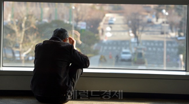한 노인이 낙엽이 떨어지는 창밖을 바라보고 있다.<br />한 평생 자녀들을 위해 살아온 노인의 뒷모습에 우리 모두는 인생을 배운다.<br />김명섭 기자 msiron@heraldcorp.com
한 노인이 낙엽이 떨어지는 창밖을 바라보고 있다.
한 평생 자녀들을 위해 살아온 노인의 뒷모습에 우리 모두는 인생을 배운다.
김명섭 기자 msiron@heraldcorp.com
한 노인이 낙엽이 떨어지는 창밖을 바라보고 있다.
한 평생 자녀들을 위해 살아온 노인의 뒷모습에 우리 모두는 인생을 배운다.
김명섭 기자 msiron@heraldcorp.com