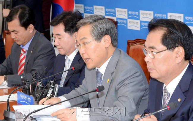 우윤근 새정치민주연합원내대표가 14일 오전 국회에서 열린 원내대책회의에서 모두발언을 하고 있다.이길동기자.gdlee@heraldcorp.com
우윤근 새정치민주연합원내대표가 14일 오전 국회에서 열린 원내대책회의에서 모두발언을 하고 있다.이길동기자.gdlee@heraldcorp.com