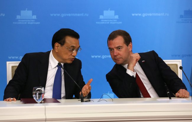 Russian Prime Minister Dmitry Medvedev (right) and Chinese Prime Minister Li Keqiang attend a joint news conference following their talks at the Russian Government House in Moscow on Monday.   EPA-Yonhap