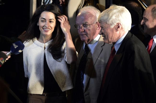 Amal Alamuddin Clooney (left), the human rights lawyer who recently married Hollywood superstar George Clooney in a lavish wedding in Venice, barrister Geoffrey Robertson (right) and archaeologist David Hill arrive to a central Athens hotel, as a team advising the Greek government on the return of the Parthenon Marbles from Britain.   AFP-Yonhap