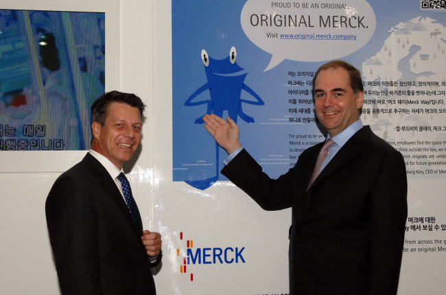 Chairman of the board of partners of E. Merck KG Johannes Baillou (right)  poses with Michael Grund, managing director of Merck Korea in front of the Merck Group’s brand campaign poster.   Merck Korea