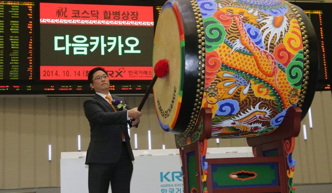 Daum Kakao co-CEO Choi Sae-hoon on Tuesday beats on a drum to signal the company’s listing on the KOSDAQ.   Yonhap