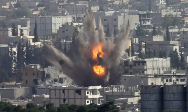 Smoke rises after a U.S.-led air strike on Kobane, Syria, as seen from the Turkish side of the border near Suruc district, Sanliurfa, Turkey, Monday.   AFP-Yonhap