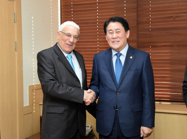 Korean Minister of Strategy and Finance Choi Kyung-hwan (right) poses with Yigal Erlich, chairman of  Yozma Group, an Israeli venture capital firm, Tuesday.   Finance Ministry