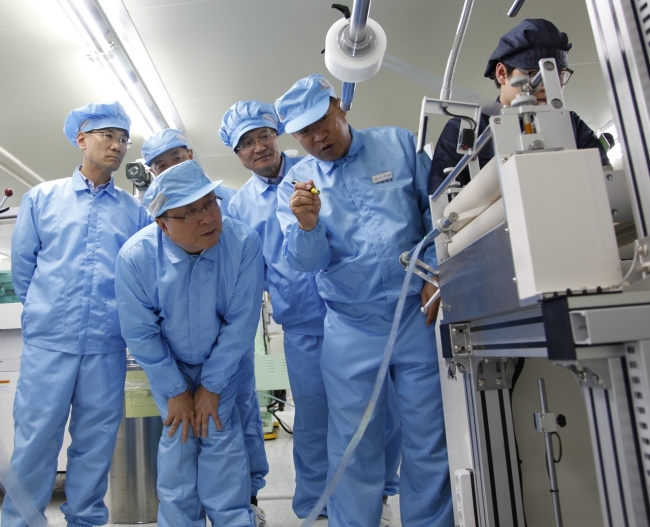한상범 LG디스플레이 사장이 2차 협력사를 직접 방문해 협력 방안에 대해 논의하는 등 ‘상생 전도사’ 역할을 자임하고 있다. 대기업 최고경영자(CEO)가 비(非) 수도권 소재 2차 협력사까지 찾아가는 것은 이례적인 일이다.
15일 LG디스플레이에 따르면 한 사장은 전날 대구 달서구 성서공단 내 거림테크를 찾아 생산 현장을 돌아봤다. 우리텍, 동서전자 등 2차 협력사 7곳의 대표들과 간담회를 갖고 현장 개선 사례와 상생 활동에 대해서도 논의했다.
한 사장은 간담회에서 “LG디스플레이가 시장에서 경쟁 우위를 이어갈 수 있는 바탕에는 협력사와 긴밀한 상생이 있다”면서 “이제 유기발광다이오드(OLED) 시장에서 다시 한 번 큰 힘을 발휘해야 하는 만큼 상호 경쟁력 강화에 도움이 되는 이야기를 거침없이 해주시면 적극 반영하겠다”며 먼저 마음을 열었다.
이어 “LG디스플레이가 지향하는 상생은 ‘물고기를 잡아다 주는 것’이 아닌 ‘물고기 잡는 법’을 가르쳐줘 협력사의 자생력을 강화하는 데 있다”며 “앞으로도 이러한 철학을 바탕으로 한 동반성장 프로그램을 지속적으로 발굴, 운영할 것”이라고 강조했다.
그동안 한 사장은 적극적인 ‘상생 행보’를 펼쳐 왔다. 올해만 해도 지난 3월 경기 파주 파주공장에서 2차 협력사들을 대상으로 ‘동반성장 소통 데이’ 행사를 개최하고 애로사항을 언제든지 공유해 줄 것을 당부했다. 지난달 중국 광저우 8.5세대 액정표시장치(LCD) 패널 공장 준공식에서는 “같이 (중국에) 진출한 협력사들을 도와 함께 세계 1등을 달성하는 데 힘쓸 것”이라고도 말했다. 거림테크는 LG디스플레이 1차 협력사인 희성전자에 광학 시트를 포함한 백라이트 부품을 납품하는 업체다. 정부 시책으로 추진 중인 ‘산업혁신운동3.0’에 참여해 LG디스플레이가 출연한 자금을 토대로 생산성ㆍ품질 향상을 위한 개선 과제를 진행하고 있다.
‘산업혁신운동 3.0’은 대기업과 1차 협력사가 주로 중소기업인 2ㆍ3차 이하 협력사의 공정ㆍ경영ㆍ생산기술 등의 자발적 혁신을 지원하는 운동으로, 동반성장의 혜택을 확대해 산업 전체 경쟁력을 강화하기 위해 마련됐다. LG디스플레이는 지난해부터 해당 운동에 적극 동참하고 있다.
신상윤 기자/ken@heraldcorp.com