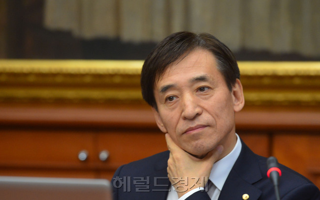 이주열 한국은행 총재가 15일 서울 중구 한국은행 본점에서 열린 금융통화위원회에서 생각에 잠겨있다. 박현구 기자phko@heraldcorp.com
이주열 한국은행 총재가 15일 서울 중구 한국은행 본점에서 열린 금융통화위원회에서 생각에 잠겨있다. 박현구 기자phko@heraldcorp.com