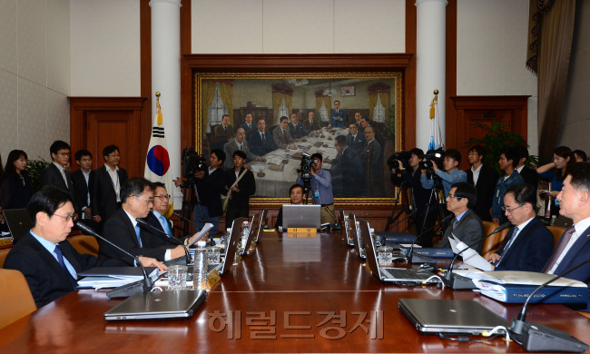 이주열 한국은행 총재가 15일 서울 중구 한국은행 본점에서 열린 금융통화위원회를 주재하고 있다. 박현구 기자phko@heraldcorp.com
이주열 한국은행 총재가 15일 서울 중구 한국은행 본점에서 열린 금융통화위원회를 주재하고 있다. 박현구 기자phko@heraldcorp.com
한국은행이 ‘기준금리 0.25%P 인하’를 단행한 가운데 이주열  총재가 서울 중구 소공동 한국은행 본점에서 열린 금융통화위원회를 주재하고 있다.  박현구 기자/phko@