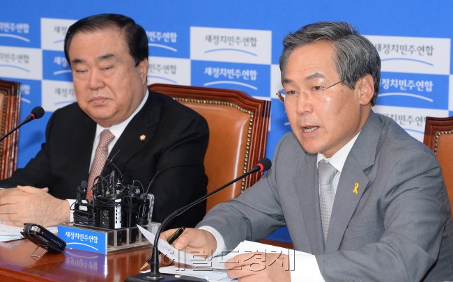 우윤근 새정치민주연합 원내대표가 15일 오전 국회에서 열린 비상대책위원회의에 참석해 모두발언을 하고 있다.이길동기자.gdlee@heraldcorp.com
우윤근 새정치민주연합 원내대표가 15일 오전 국회에서 열린 비상대책위원회의에 참석해 모두발언을 하고 있다.이길동기자.gdlee@heraldcorp.com
