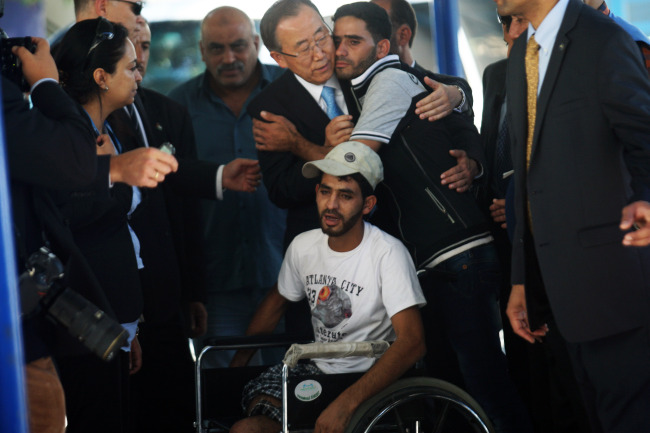 U.N. Secretary-General Ban Ki-moon (center) greets a Palestinian as he visits Abu Hussein United Nations School at the Jabalia refugee camp in the northern Gaza Strip on Tuesday.   UPI-Yonhap