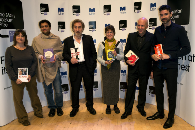 Nominees for the 2014 Man Booker prize for fiction, each holding their books, (from left) British authors Ali Smith, Neel Mukherjee and Howard Jacobson, U.S. author Karen Joy Fowler, Australian author Richard Flanagan and U.S. author Joshua Ferris, pose for the cameras at the Royal Festival Hall in London on Monday.   AP-Yonhap