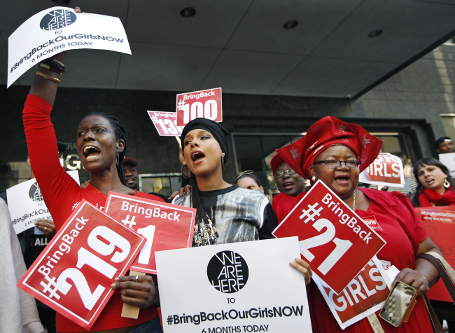 Singer-songwriter Alicia Keys (center) joins protesters with the “Bring Back Our Girls” campaign who marked the six month anniversary of the kidnapping of more than 200 Nigerian schoolgirls by Boko Haram militants in front of the Nigerian consulate in New York on Tuesday.   AP-Yonhap