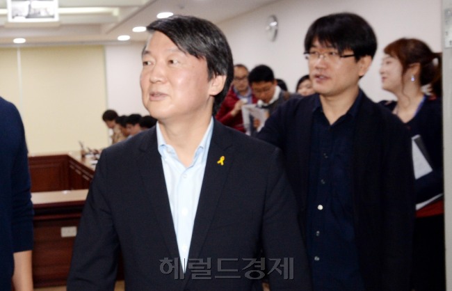 새정치민주연합 안철수 전 대표가  15일 국회 의원회관에서 가진 기자간담회에서 7·30 재·보궐선거 패배에 책임지는 의미로 비상대책위원회는 물론 조직강화특별위원회에도 참여하지 않겠다는 뜻을 밝힌후 간담회장을 떠나고 있다. 이길동기자.gdlee@heraldcorp.com
새정치민주연합 안철수 전 대표가  15일 국회 의원회관에서 가진 기자간담회에서 7·30 재·보궐선거 패배에 책임지는 의미로 비상대책위원회는 물론 조직강화특별위원회에도 참여하지 않겠다는 뜻을 밝힌후 간담회장을 떠나고 있다. 이길동기자.gdlee@heraldcorp.com
