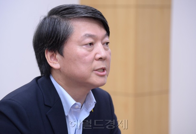 새정치민주연합 안철수 전 대표가  15일 국회 의원회관에서 가진 기자간담회에서 7·30 재·보궐선거 패배에 책임지는 의미로 비상대책위원회는 물론 조직강화특별위원회에도 참여하지 않겠다는 뜻을 밝히고 있다. 이길동기자.gdlee@heraldcorp.com
새정치민주연합 안철수 전 대표가  15일 국회 의원회관에서 가진 기자간담회에서 7·30 재·보궐선거 패배에 책임지는 의미로 비상대책위원회는 물론 조직강화특별위원회에도 참여하지 않겠다는 뜻을 밝히고 있다. 이길동기자.gdlee@heraldcorp.com
새정치민주연합 안철수 전 대표가  15일 국회 의원회관에서 가진 기자간담회에서 7·30 재·보궐선거 패배에 책임지는 의미로 비상대책위원회는 물론 조직강화특별위원회에도 참여하지 않겠다는 뜻을 밝히고 있다. 이길동기자.gdlee@heraldcorp.com