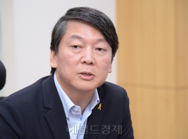 새정치민주연합 안철수 전 대표가  15일 국회 의원회관에서 가진 기자간담회에서 7·30 재·보궐선거 패배에 책임지는 의미로 비상대책위원회는 물론 조직강화특별위원회에도 참여하지 않겠다는 뜻을 밝히고 있다. 이길동기자.gdlee@heraldcorp.com
새정치민주연합 안철수 전 대표가  15일 국회 의원회관에서 가진 기자간담회에서 7·30 재·보궐선거 패배에 책임지는 의미로 비상대책위원회는 물론 조직강화특별위원회에도 참여하지 않겠다는 뜻을 밝히고 있다. 이길동기자.gdlee@heraldcorp.com