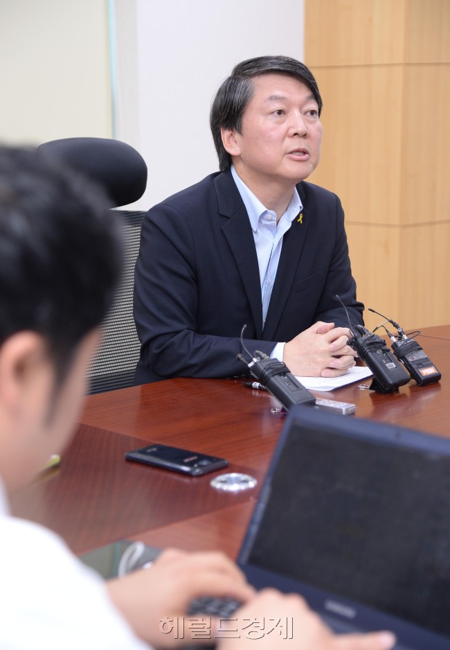 새정치민주연합 안철수 전 대표가  15일 국회 의원회관에서 가진 기자간담회에서 7·30 재·보궐선거 패배에 책임지는 의미로 비상대책위원회는 물론 조직강화특별위원회에도 참여하지 않겠다는 뜻을 밝히고 있다. 이길동기자.gdlee@heraldcorp.com
새정치민주연합 안철수 전 대표가  15일 국회 의원회관에서 가진 기자간담회에서 7·30 재·보궐선거 패배에 책임지는 의미로 비상대책위원회는 물론 조직강화특별위원회에도 참여하지 않겠다는 뜻을 밝히고 있다. 이길동기자.gdlee@heraldcorp.com