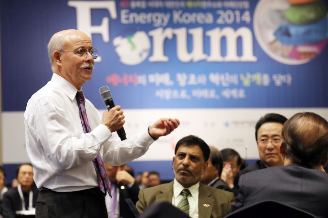Jeremy Rifkin, an internationally renowned economist, speaks to the audience at the 2014 Korea Energy Show held in Seoul on Wednesday.   Yonhap