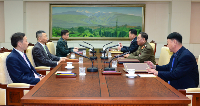 Yoo jeh-seung (second from left), deputy minister for policy at South Korea’s Defense Ministry, and Kim Yong-chol (second from right), director of North Korea’s Reconnaissance General Bureau, hold talks at the border village of Panmunjeom on Wednesday.    MND