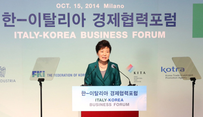 President Park Geun-hye speaks at an economic forum cohosted by Korean and Italian businessmen in Milan, Italy, on Wednesday. (Yonhap)