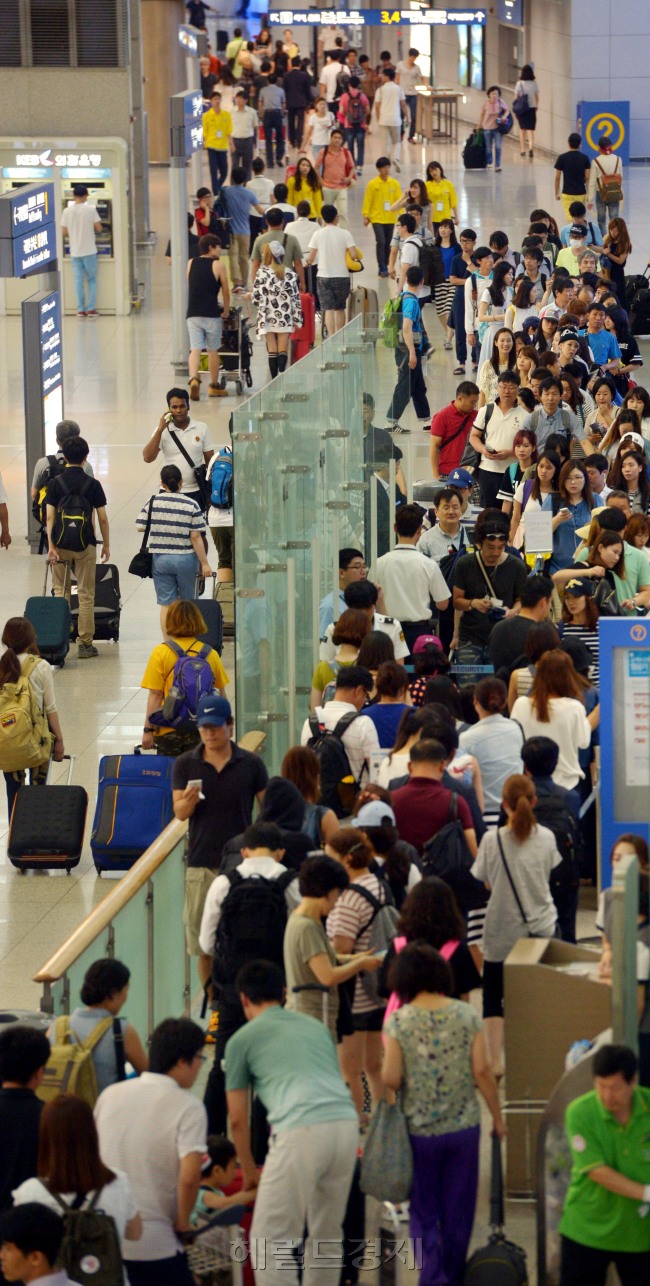 본격적인 여름 휴가철이 시작된 가운데 22일 오전 인천국제공항에서 해외여행객들이 출국 수속을 하고 있다.<br />김명섭 기자 msiron@heraldcorp.com
본격적인 여름 휴가철이 시작된 가운데 22일 오전 인천국제공항에서 해외여행객들이 출국 수속을 하고 있다.
김명섭 기자 msiron@heraldcorp.com