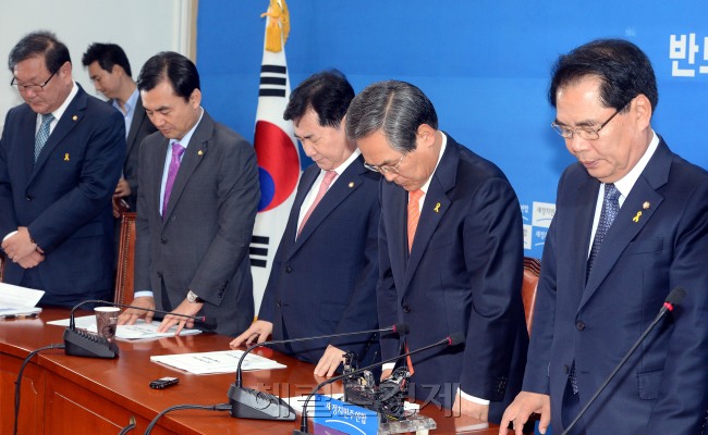 우윤근 새정치민주연합 원내대표가 16일 오전국회에서 열린 정책조정회의에서 세월호참사 6개월째를 맞아  희생자,실종자에 대한 묵념을  하고 있다.이길동기자.gdlee@heraldcorp.com
우윤근 새정치민주연합 원내대표가 16일 오전국회에서 열린 정책조정회의에서 세월호참사 6개월째를 맞아  희생자,실종자에 대한 묵념을  하고 있다.이길동기자.gdlee@heraldcorp.com