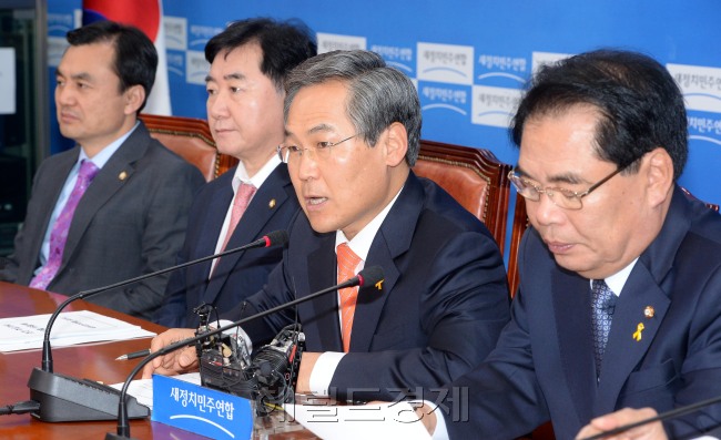 우윤근 새정치민주연합 원내대표가 16일 오전국회에서 열린 정책조정회의에서 모두발언을 하고 있다.이길동기자.gdlee@heraldcorp.com
우윤근 새정치민주연합 원내대표가 16일 오전국회에서 열린 정책조정회의에서 모두발언을 하고 있다.이길동기자.gdlee@heraldcorp.com
우윤근 새정치민주연합 원내대표가 16일 오전국회에서 열린 정책조정회의에서 모두발언을 하고 있다.이길동기자.gdlee@heraldcorp.com