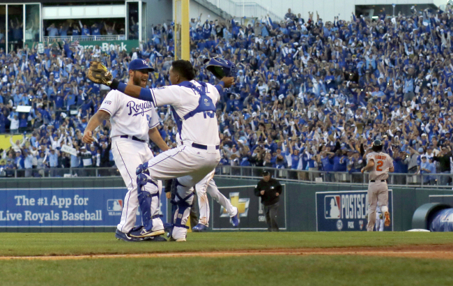 Kansas City Royals pitcher Greg Holland and catcher Salvador Perez celebrate after punching their ticket to the World Series on Wednesday.   AP-Yonhap
