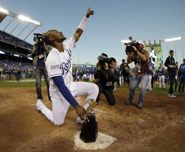 <YONHAP PHOTO-0221> Kansas City Royals' Jarrod Dyson puts the championship trophy on home plate after the Royals defeated the Baltimore Orioles to win the American League baseball championship series Wednesday, Oct. 15, 2014, in Kansas City, Mo. (AP Photo/Charlie Riedel)/2014-10-16 09:08:20/ <저작권자 ⓒ 1980-2014 ㈜연합뉴스. 무단 전재 재배포 금지.>
Kansas City Royals outfielder Jarrod Dyson celebrates with the AL championship trophy.   AP-Yonhap