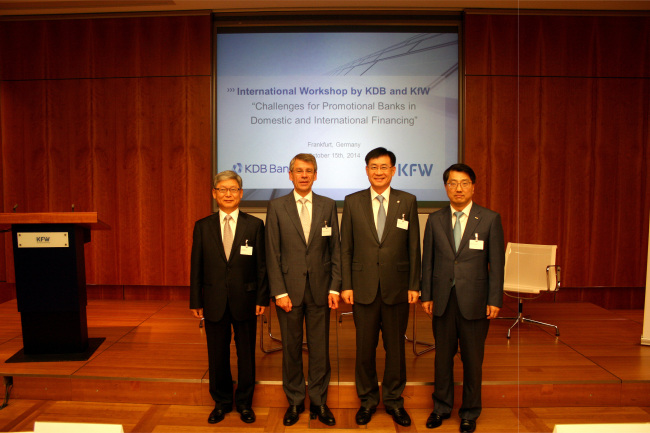 KDB Financial Group president Hong Ky-ttack (second from right) participates in a joint workshop with Germany’s KfW Bank in Frankfurt on Wednesday. The two state-owned banks shared their experience and vision on national reunification financing and the role of development banks.   Korea Development Bank