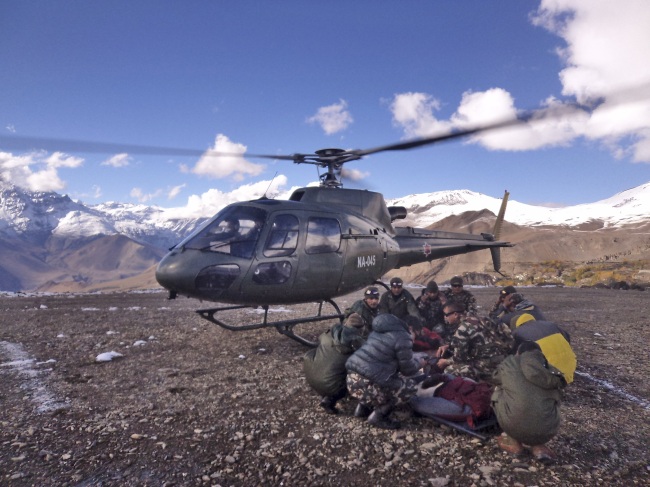 Soldiers prepare to airlift an avalanche victim near the Thorong La pass, Nepal, Wednesday.   AP-Yonhap