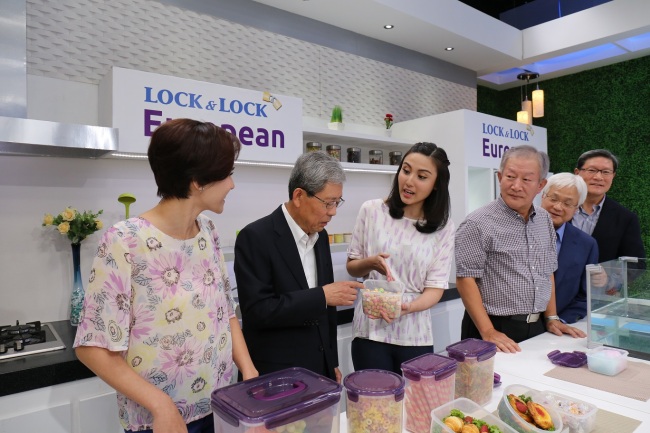 GS Group executives, including GS Holdings Corp. vice chairman Suh Kyung-suk (second from left) and GS Caltex vice chairman Huh Jin-soo (third from right), visit MNC GS Home Shopping in Indonesia on Wednesday in an effort to gain hands-on experience in one of the group’s target overseas markets.   GS Group