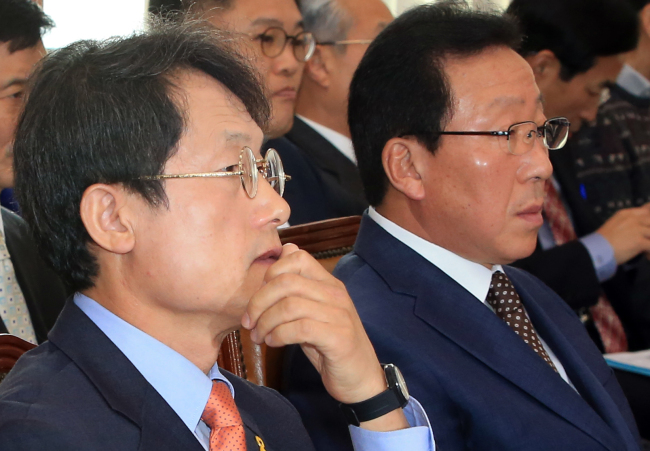 Seoul Education Superintendent Cho Hi-yeon (left) and Gangwon Education Superintendent Min Byung-hee.   Yonhap