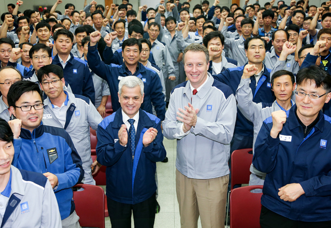 GM Korea CEO Sergio Rocha (center-left) and GM’s global product quality vice president Tyrone Mcginnis (center-right) pose together with other employees at the carmaker’s Bupyeong headquarters in Incheon on Thursday.   GM Korea