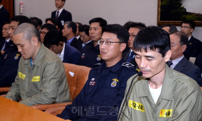 강원식 세월호 1등항해사(오른쪽)가 16일 국회에서 열린  농림축산식품해양수산위원회 국정감사에 증인출석 의원들의 질의에 답하고 있다.이길동기자.gdlee@heraldcorp.com
강원식 세월호 1등항해사(오른쪽)가 16일 국회에서 열린  농림축산식품해양수산위원회 국정감사에 증인출석 의원들의 질의에 답하고 있다.이길동기자.gdlee@heraldcorp.com