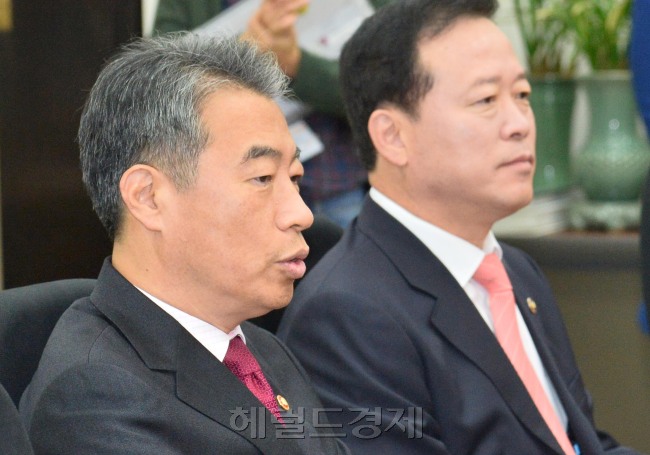 정종섭 안전행정부 장관이 17일 오전 서울 여의도 국회 새누리당 정책위의장실에서 열린 공무원연금 개혁안 등 관련 당정협의에서 모두발언을 하고 있다.이길동기자.gdlee@heraldcorp.com
정종섭 안전행정부 장관이 17일 오전 서울 여의도 국회 새누리당 정책위의장실에서 열린 공무원연금 개혁안 등 관련 당정협의에서 모두발언을 하고 있다.이길동기자.gdlee@heraldcorp.com