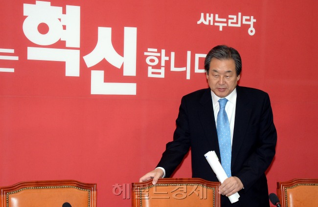 김무성새누리당대표가 17일 오전 국회에서 열린 국정감사 대책회의에 참석하기 위해 회의장에 들어와 자리에 앉고 있다.김대표는 이날 어제 개헌론 언급에 대회 자신의 불찰이라고 사과하며 년말 까지는 당차원 개헌론 언급은 없을 것이라고 밝혔다.이길동기자.gdllee@heraldcorp.com
김무성새누리당대표가 17일 오전 국회에서 열린 국정감사 대책회의에 참석하기 위해 회의장에 들어와 자리에 앉고 있다.김대표는 이날 어제 개헌론 언급에 대회 자신의 불찰이라고 사과하며 년말 까지는 당차원 개헌론 언급은 없을 것이라고 밝혔다.이길동기자.gdllee@heraldcorp.com