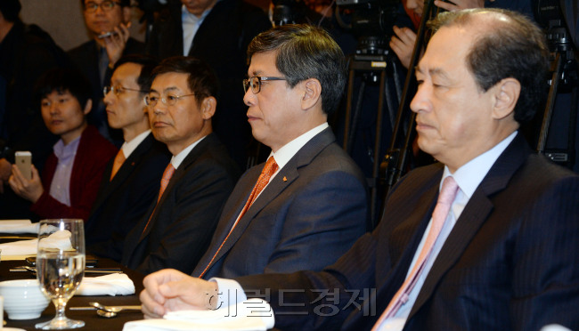 17일 오전 서울 서초구 반포동 JW메리어트호텔에서열린 정부와 이통3사와 휴대전화 단말기 제조사 사장단과 간담회에서 참석한 사장단들이 심각하게 모두발언을 듣고 있다./ 안훈 기자 rosedale@ 2014.10.17
17일 오전 서울 서초구 반포동 JW메리어트호텔에서열린 정부와 이통3사와 휴대전화 단말기 제조사 사장단과 간담회에서 참석한 사장단들이 심각하게 모두발언을 듣고 있다./ 안훈 기자 rosedale@ 2014.10.17
17일 오전 서울 서초구 반포동 JW메리어트호텔에서열린 정부와 이통3사와 휴대전화 단말기 제조사 사장단과 간담회에서 참석한 사장단들이 심각하게 모두발언을 듣고 있다./ 안훈 기자 rosedale@ 2014.10.17
17일 오전 서울 서초구 반포동 JW메리어트호텔에서열린 정부와 이통3사와 휴대전화 단말기 제조사 사장단과 간담회에서 참석한 사장단들이 심각하게 모두발언을 듣고 있다./ 안훈 기자 rosedale@ 2014.10.17