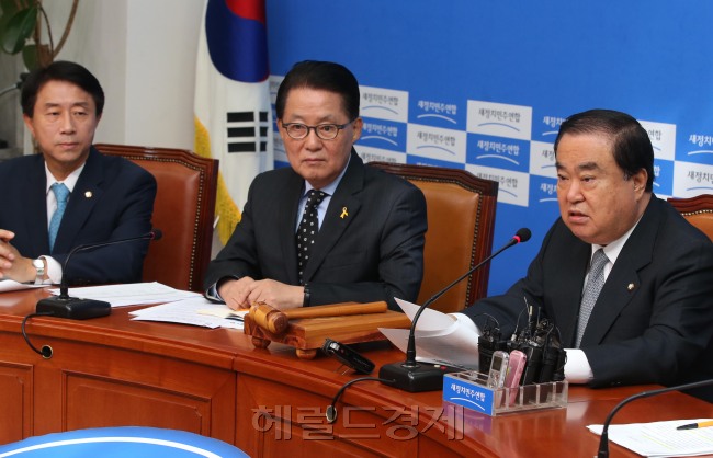 문희상 새정치민주연합 비상대책위원장이 17일 오전 국회에서 열린 확대간부회의에 참석해 모두발언을 하고 있다.이길동기자.gdllee@heraldcorp.com
문희상 새정치민주연합 비상대책위원장이 17일 오전 국회에서 열린 확대간부회의에 참석해 모두발언을 하고 있다.이길동기자.gdllee@heraldcorp.com