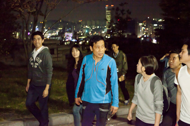 김정태 하나금융그룹 회장이 지난 8일 직원들과 야간 산책에 나섰다. 김 회장과 직원들은 “우리 모두 다같이, 하나로 세계로 미래로”를 우렁차게 외쳤다.  [사진제공=하나금융]