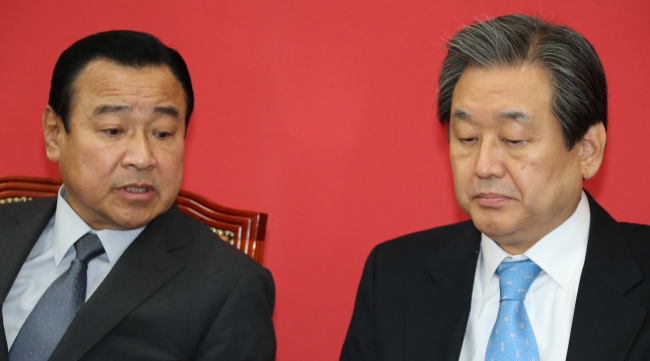 Saenuri Party chief Kim Moo-sung (right) and floor leader Lee Wan-koo attend a party meeting Friday.   Yonhap